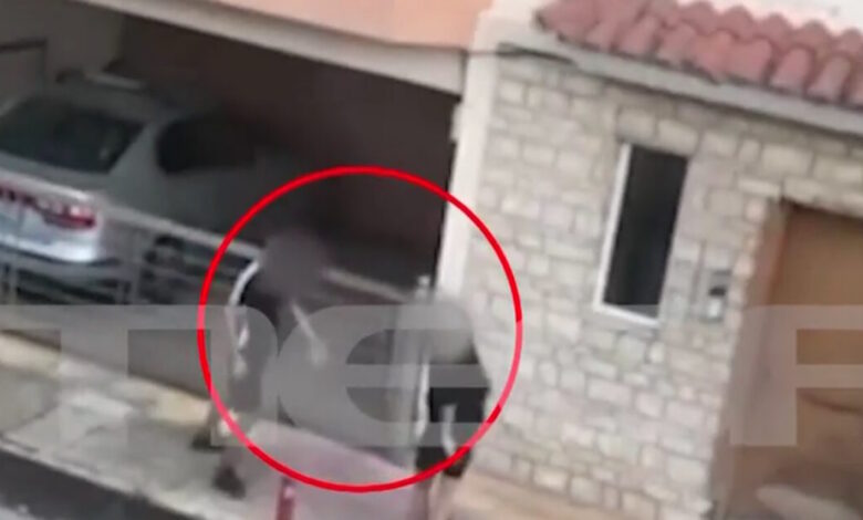 Περιστέρι:-Βίντεο-ντοκουμέντο-με-μέλος-συμμορίας-να-χτυπά-κορίτσι-–-Ανήλικοι-απειλούσαν-άλλα-παιδιά-με-μαχαίρια-και-καδρόνια