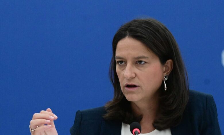 Κεραμέως:-Δύο-νέα-προγράμματα-της-ΔΥΠΑ-σε-εξέλιξη-–-Τι-δήλωσε-για-ισότητα-στις-αμοιβές-και-Συλλογικές-Συμβάσεις