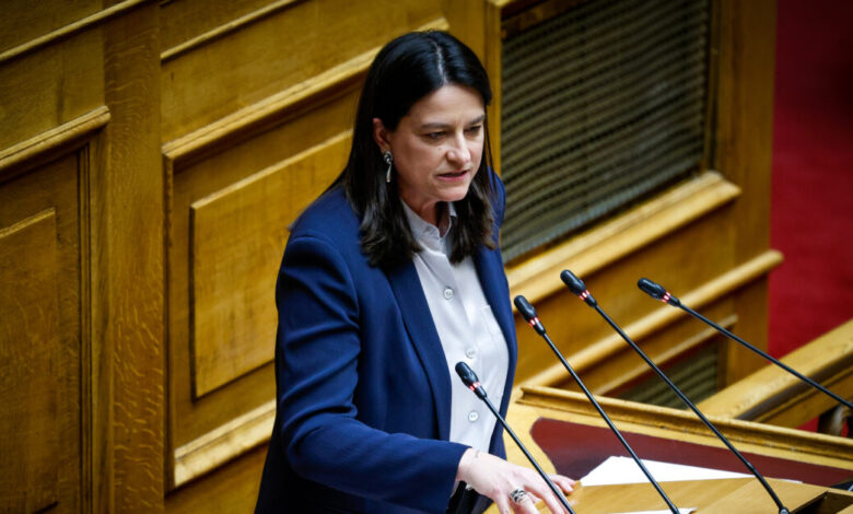 Το-ν/σ-Κεραμέως-για-ίσες-αμοιβές-μεταξύ-ανδρών-και-γυναικών-κατατέθηκε-στη-Βουλή-–-Οι-νέοι-κανόνες-για-τις-επιχειρήσεις