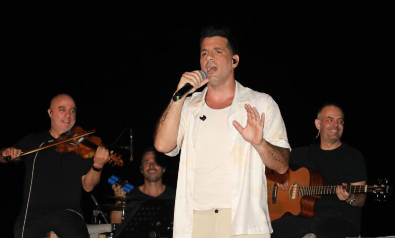 Θοδωρής-Φέρρης:-Διπλό-sold-out-στο-Κατράκειο-–-Βίντεο-από-τη-μεγάλη-συναυλία