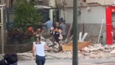 Σεισμοί-στη-Βενεζουέλα:-Η-συγκινητική-στιγμή-που-άνδρας-σώζει-τα-δύο-σκυλάκια-του,-δείτε-το-βίντεο