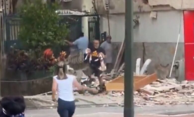 Σεισμοί-στη-Βενεζουέλα:-Η-συγκινητική-στιγμή-που-άνδρας-σώζει-τα-δύο-σκυλάκια-του,-δείτε-το-βίντεο