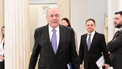 Κομισιόν-για-Αβραμόπουλο-και-qatargate:-«Δεν-έγινε-εσωτερική-έρευνα,-μόνο-έλεγχοι-συμμόρφωσης»