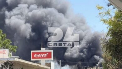Φωτιά-σε-εργοστάσιο-χαρτιών-στο-Ηράκλειο:-Καίγονται-τρία-σπίτια,-μήνυμα-του-112-για-τους-καπνούς