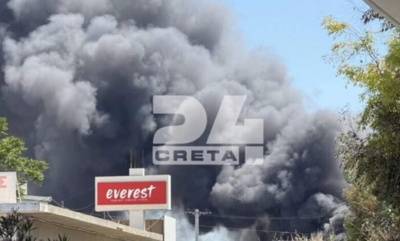 Φωτιά-σε-εργοστάσιο-χαρτιών-στο-Ηράκλειο:-Καίγονται-τρία-σπίτια,-μήνυμα-του-112-για-τους-καπνούς