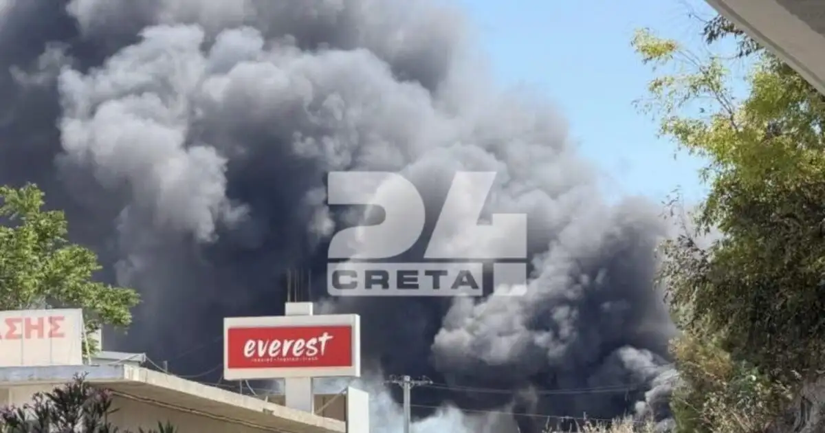 Φωτιά-σε-εργοστάσιο-χαρτιών-στο-Ηράκλειο:-Καίγονται-τρία-σπίτια,-μήνυμα-του-112-για-τους-καπνούς