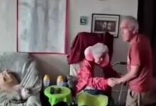 Σεισμοί-στη-Βενεζουέλα:-Η-συγκλονιστική-στιγμή-που-ηλικιωμένοι-κρατιούνται-από-τα-χέρια-για-να-προστατευτούν-από-τα-7,5-Ρίχτερ