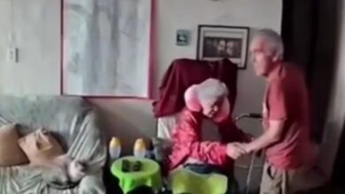 Σεισμοί-στη-Βενεζουέλα:-Η-συγκλονιστική-στιγμή-που-ηλικιωμένοι-κρατιούνται-από-τα-χέρια-για-να-προστατευτούν-από-τα-7,5-Ρίχτερ