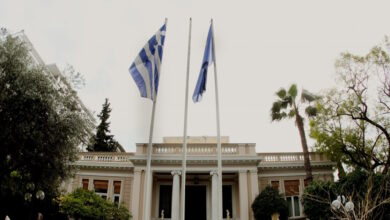 Κυβερνητική-αντεπίθεση-μετά-την-άνοδo-της-ΕΛΑΣ.-στις-δημοσκοπήσεις-–-«Αποδόμηση-Τσίπρα»-ο-«γαλάζιος»-κωδικός