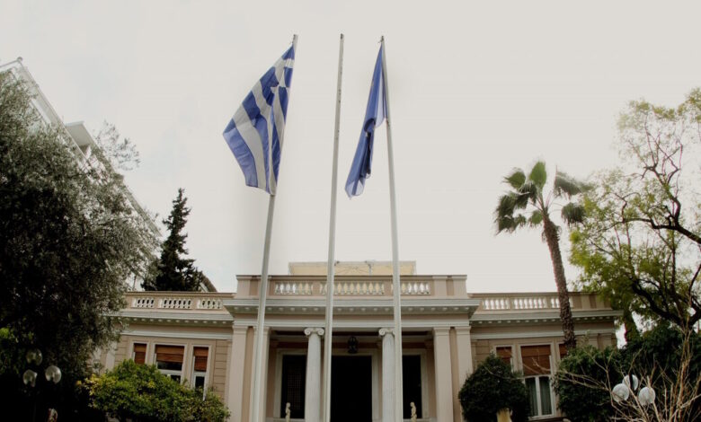 Κυβερνητική-αντεπίθεση-μετά-την-άνοδo-της-ΕΛΑΣ.-στις-δημοσκοπήσεις-–-«Αποδόμηση-Τσίπρα»-ο-«γαλάζιος»-κωδικός