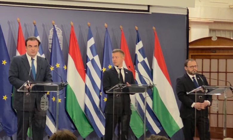 Πιερρακάκης-από-τη-Βουδαπέστη:-Στηρίζουμε-τη-φιλόδοξη-προσπάθεια-της-Ουγγαρίας-να-ενταχθεί-στη-ζώνη-του-ευρώ