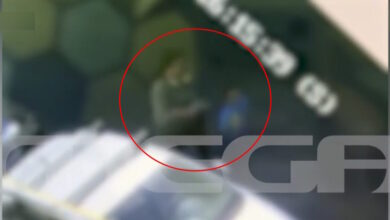 Αμπελόκηποι:-Μητέρα-επιτέθηκε-στο-ανήλικο-παιδί-της,-το-χαστούκισε-και-το-έριξε-κάτω-στον-δρόμο-–-Δείτε-βίντεο