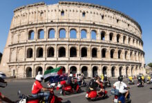 Η-Ιταλία-γιορτάζει-την-80η-επέτειο-της-vespa:-Εντυπωσιακές-εικόνες-με-15.000-σκούτερ-που-κατακλύζουν-τη-Ρώμη