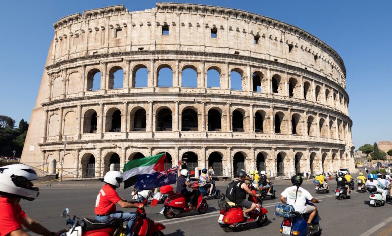 Η-Ιταλία-γιορτάζει-την-80η-επέτειο-της-vespa:-Εντυπωσιακές-εικόνες-με-15.000-σκούτερ-που-κατακλύζουν-τη-Ρώμη