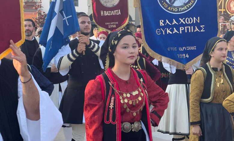Πλημμύρισε-από-Βλάχους-η-πλατεία-των-Τρικάλων
