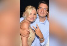 Η-Φαίη-Σκορδά-στην-αγκαλιά-του-Αλέξανδρου-Αθανασιάδη-στο-γαμήλιο-πάρτι-της-Αθηνάς-Οικονομάκου