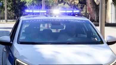 Αστυνομικός-φέρεται-να-χτύπησε-κρατούμενο-σε-ΑΤ-της-Αττικής-–-Συνελήφθη-και-διατάχθηκε-ΕΔΕ