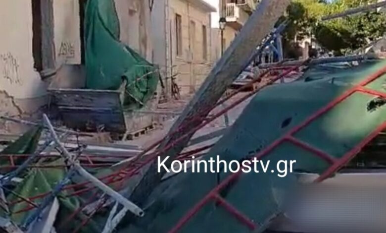 Λουτράκι:-Κατέρρευσε-σκαλωσιά-και-καταπλάκωσε-παρκαρισμένο-αυτοκίνητο-–-Δείτε-βίντεο