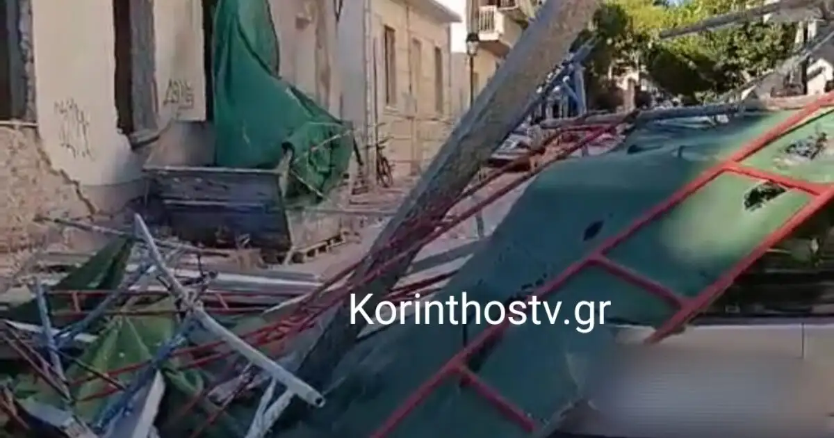 Λουτράκι:-Κατέρρευσε-σκαλωσιά-και-καταπλάκωσε-παρκαρισμένο-αυτοκίνητο-–-Δείτε-βίντεο
