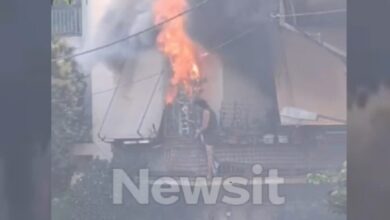 Φωτιά-στην-Καλλιθέα:-Συγκλονιστικό-βίντεο-από-την-πτώση-της-γυναίκας-από-το-μπαλκόνι-–-«Πήδα-γιαγιά,-θα-σε-πιάσω»