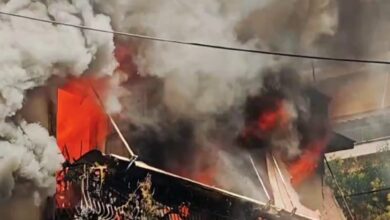 Φωτιά-στην-Καλλιθέα:-Η-στιγμή-της-έκρηξης-και-τα-πρώτα-πυροσβεστικά-στο-σημείο