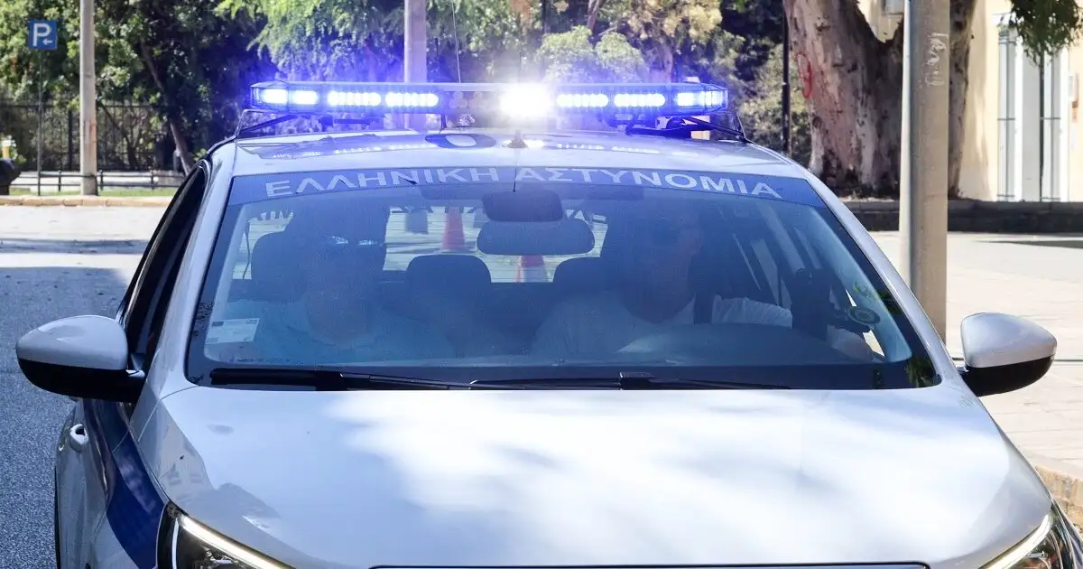 Αστυνομικός-φέρεται-να-χτύπησε-κρατούμενο-σε-ΑΤ-της-Αττικής-–-Συνελήφθη-και-διατάχθηκε-ΕΔΕ
