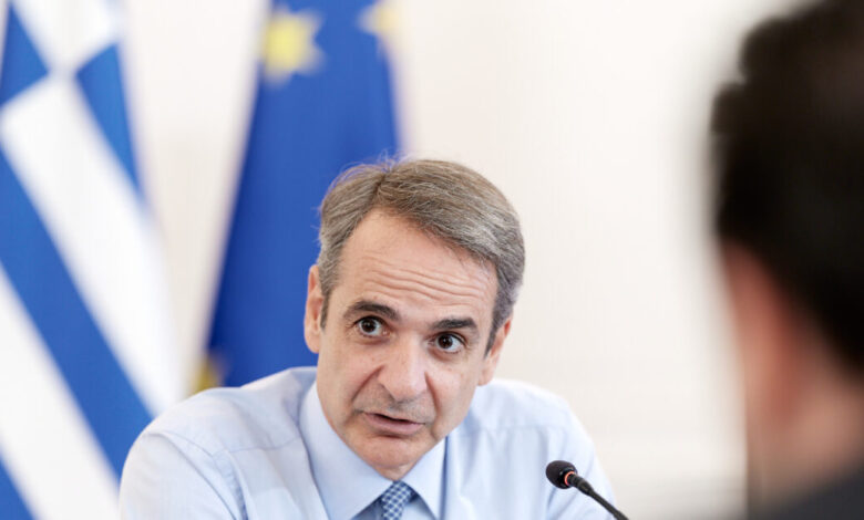 Σύσκεψη-στο-Μαξίμου-για-μείωση-των-τιμών-σε-βασικά-αγαθά-–-Η-στήριξη-των-ελεύθερων-επαγγελματιών-και-επιχειρήσεων-στην-ατζέντα-της-κυβέρνησης