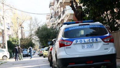 Θεσσαλονίκη:-Άγρια-συμπλοκή-σε-διαμέρισμα-μεταξύ-2-ανδρών-–-Τραυματίστηκε-αστυνομικός-που-προσπάθησε-να-τους-συλλάβει