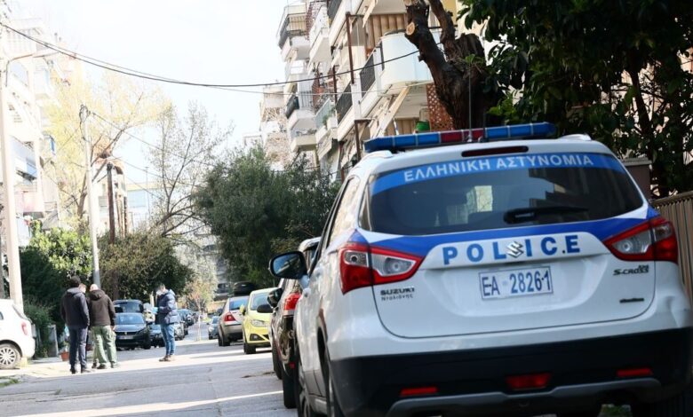 Θεσσαλονίκη:-Άγρια-συμπλοκή-σε-διαμέρισμα-μεταξύ-2-ανδρών-–-Τραυματίστηκε-αστυνομικός-που-προσπάθησε-να-τους-συλλάβει