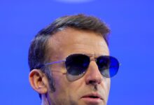 Ο-Μακρόν-ξαναφόρεσε-τα-διάσημα-γυαλιά-«top-gun»-και-το-διαδίκτυο-πήρε-φωτιά