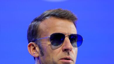 Ο-Μακρόν-ξαναφόρεσε-τα-διάσημα-γυαλιά-«top-gun»-και-το-διαδίκτυο-πήρε-φωτιά