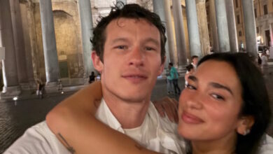dua-lipa-–-callum-turner:-Αγκαλιασμένοι-και-ερωτευμένοι-στις-νέες-φωτογραφίες-από-τον-μήνα-του-μέλιτος-στην-Ιταλία