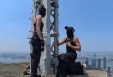 Πρόταση-γάμου-στην-κορυφή-του-empire-state-building-–-Το-ζευγάρι-ύψωσε-πανό-για-την-ειρήνη-και-συνελήφθη
