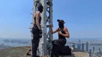 Πρόταση-γάμου-στην-κορυφή-του-empire-state-building-–-Το-ζευγάρι-ύψωσε-πανό-για-την-ειρήνη-και-συνελήφθη