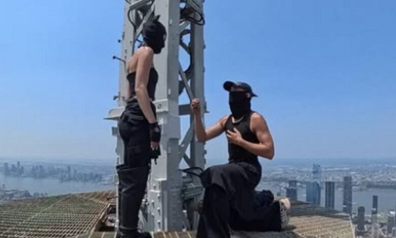Πρόταση-γάμου-στην-κορυφή-του-empire-state-building-–-Το-ζευγάρι-ύψωσε-πανό-για-την-ειρήνη-και-συνελήφθη