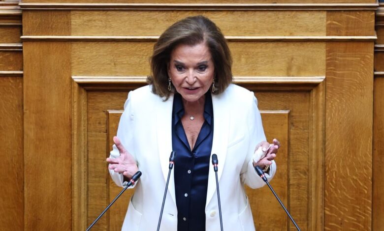 Ντόρα-Μπακογιάννη-για-τις-εμπρηστικές-επιθέσεις-στη-Θεσσαλονίκη:-Με-βγάζει-από-τα-ρούχα-μου-ότι-κάποιοι-θεωρούν-πως-μπορούν-να-κάνουν-κάτι-τέτοιο-και-δεν-τρέχει-τίποτα