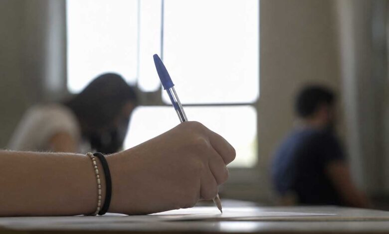 Πανελλαδικές:-Στη-Βουλή-οι-καταγγελίες-γονέων-από-τα-Τρίκαλα
