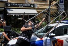 Αλβανία:-Άγρια-επεισόδια-έξω-από-το-κοινοβούλιο-για-το-θέρετρο-του-Κούσνερ-–-Δακρυγόνα,-συλλήψεις-και-τραυματίες