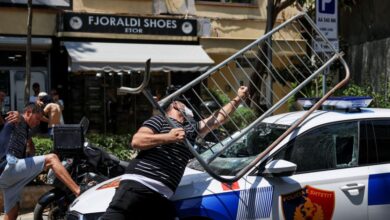 Αλβανία:-Άγρια-επεισόδια-έξω-από-το-κοινοβούλιο-για-το-θέρετρο-του-Κούσνερ-–-Δακρυγόνα,-συλλήψεις-και-τραυματίες