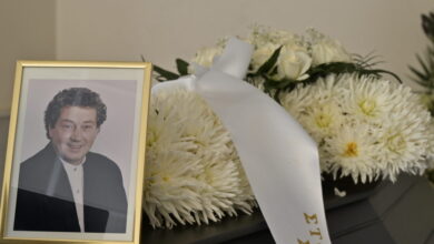 Μιχάλης-Μόσιος:-Πλήθος-κόσμου-και-συγκίνηση-στην-κηδεία-του-αγαπημένου-«Ταμτάκου»