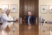 Η-Ρένα-Καραλαριώτου-στον-Κωνσταντίνο-Τασούλα