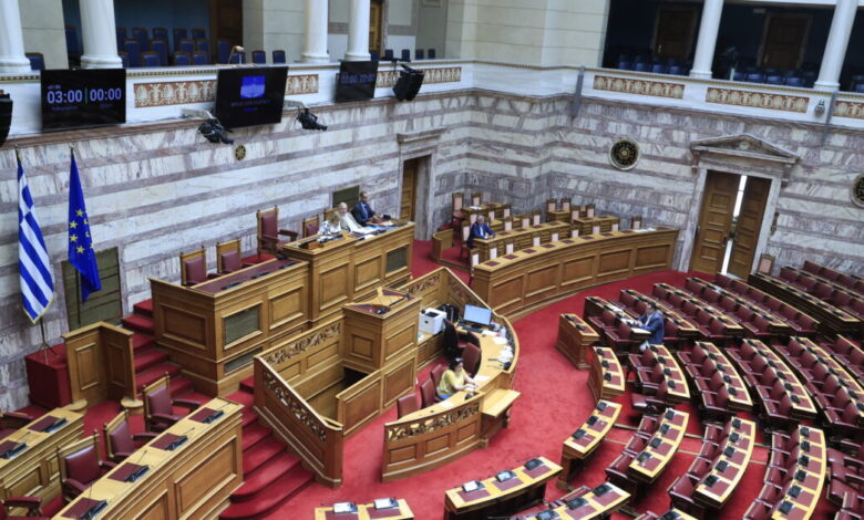 Βουλή:-Σύγκρουση-για-τη-βία-και-την-τρομοκρατία-με-φόντο-τις-εμπρηστικές-επιθέσεις-στη-Θεσσαλονίκη