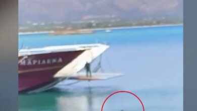 Ελαφόνησος:-«Ήταν-λάθος-αλλά-λειτούργησα-τελείως-ενστικτωδώς»-λέει-ο-πλοιοκτήτης-που-κολυμπούσε-προς-το-πλοίο-με-ανοιχτό-τον-καταπέλτη