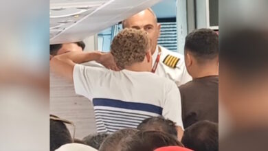 Ένταση-στο-αεροδρόμιο-στη-Μύκονο:-Νεαροί-καθυστέρησαν-πτήση-πάνω-από-3-ώρες-–-Αστυνομικοί-τους-έβγαλαν-από-το-αεροπλάνο