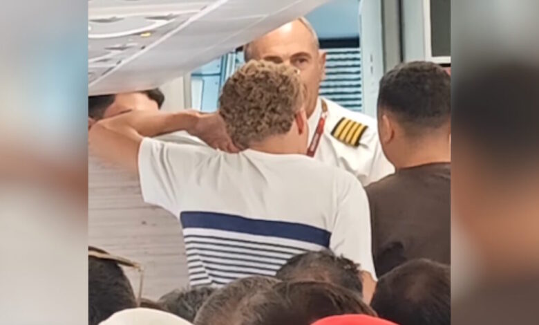 Ένταση-στο-αεροδρόμιο-στη-Μύκονο:-Νεαροί-καθυστέρησαν-πτήση-πάνω-από-3-ώρες-–-Αστυνομικοί-τους-έβγαλαν-από-το-αεροπλάνο