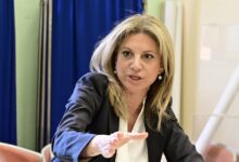 Μήνυση-Φρονιμάκη-κατά-Καρυστιανού:-«Συκοφαντικά-όσα-είπε-ότι-την-εκβίασα-για-το-ακίνητο»