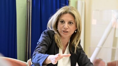 Μήνυση-Φρονιμάκη-κατά-Καρυστιανού:-«Συκοφαντικά-όσα-είπε-ότι-την-εκβίασα-για-το-ακίνητο»