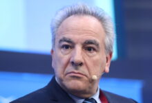 Θάνος-Ντόκος:-Συναγερμός-στο-Μαξίμου-μετά-τη-συνομιλία-με-Ρώσους-φαρσέρ-–-Έρευνα-για-υβριδική-επίθεση