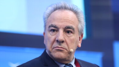 Θάνος-Ντόκος:-Συναγερμός-στο-Μαξίμου-μετά-τη-συνομιλία-με-Ρώσους-φαρσέρ-–-Έρευνα-για-υβριδική-επίθεση