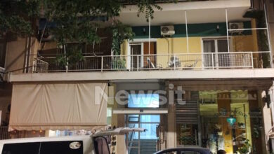 Θρίλερ-στο-Παγκράτι:-Νεκρός-άνδρας-σε-διαμέρισμα-τυλιγμένος-με-σεντόνι,-έχει-προσαχθεί-ο-αδερφός-του-–-«Τον-κατέσφαξε»